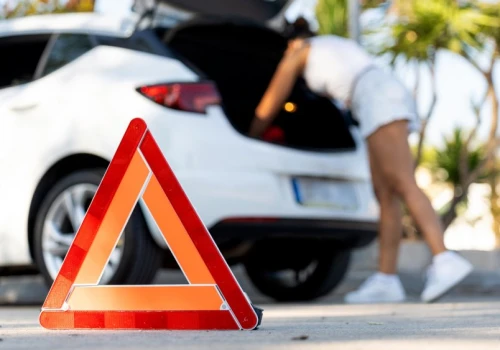 Koniec z dobrowolnością, rząd zdecydował ws. obowiązkowego wyposażenia auta. Znamy daty i kary