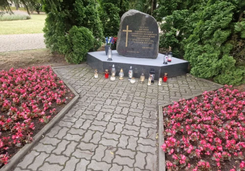 Kwiaty po uroczystości wołyńskiej zniknęły. Inowrocławskie obchody pod znakiem chaosu