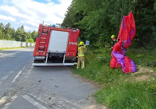 Wypadek paralotniarza. Poszkodowany przeżył. Trafił do szpitala
