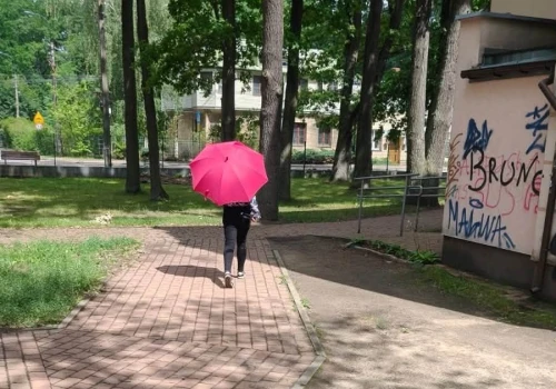 Wawer: kobieta ukrywała się pod parasolką, robiąc zdjęcia domów. Uciekła, gdy ją zapytano, po co to robi