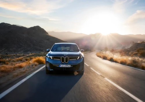 BMW rośnie w Europie i kurczy się w Azji. 100 tys. zamówień na iX3 może poprawić sprzedaż