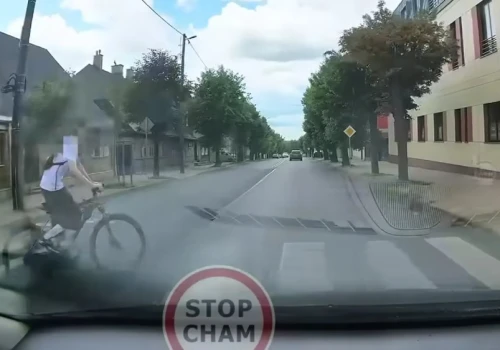 Rowerzysta wjechał prosto pod maskę. Ale to zachowanie kierującej szokuje