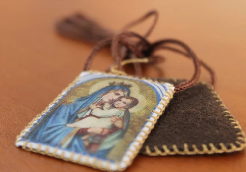 Przyjęcie szkaplerza to świadome „wzięcie Maryi do siebie”, tak jak to zrobił umiłowany uczeń pod Krzyżem [RO …