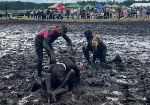 Błotne pojedynki, ziemniaczane przysmaki i rodzinna zabawa. Tuczna ponownie przyciągnęła tłumy