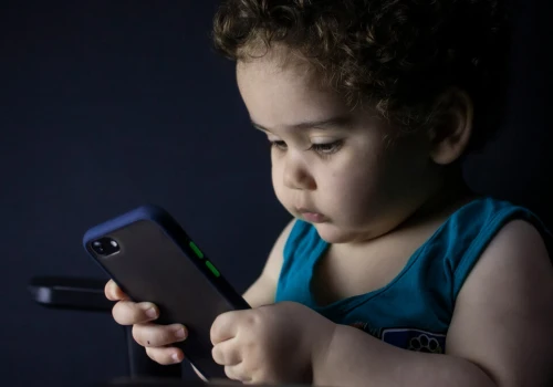 Koniec z nieskończonym scrollowaniem? Nadchodzi europejski zakaz social media dla dzieci