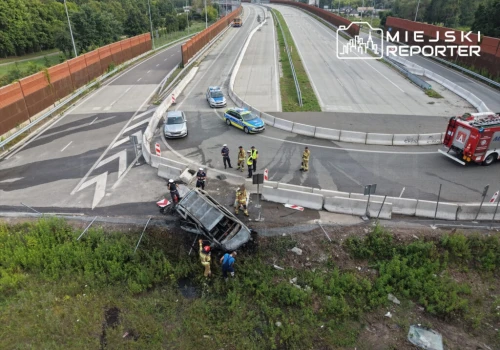 Samochód przebił betonowe bariery i spłonął na końcu S17. Dwie osoby uciekły, jedna w szpitalu