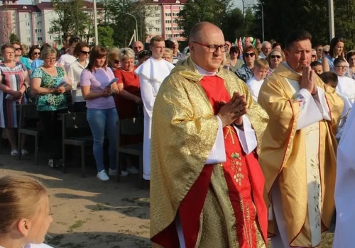 Milicjanci zakuli w kajdanki księdza na oczach wiernych