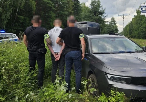 Napad z nożem, skradzione auto i finał w rowie. 19-latek w areszcie