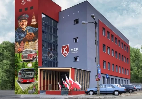 Trwa tworzenie wielkiego muralu na budynku MZK Jelenia Góra