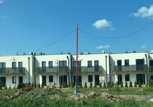 Nowe mieszkania już gotowe, ale ludzie nie mogą się do nich wprowadzić. Zbudowane za wysoko?