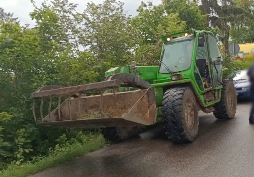 “Jadę tylko do sklepu”. Pijany operator ładowarki uszkodził chodnik, ogrodzenie i drzewa