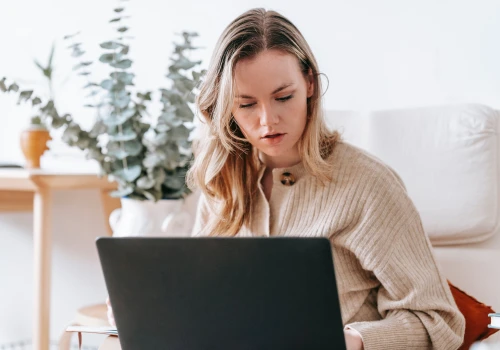 AI Act zmieni briefy dla freelancerów, firmy zaczną pytać o użycie sztucznej inteligencji