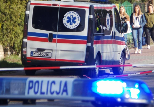 Agresywny mężczyzna zaatakował policjantów. Stracił przytomność w karetce, zmarł w szpitalu