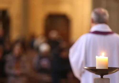 Kościół w Polsce ma problem, ratują go emeryci. Pomoc może nadejść z Afryki