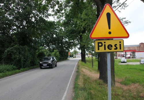 Radny chce „zebry”, powiat proponuje pobocza. Spór o przejście dla pieszych w Mnichu