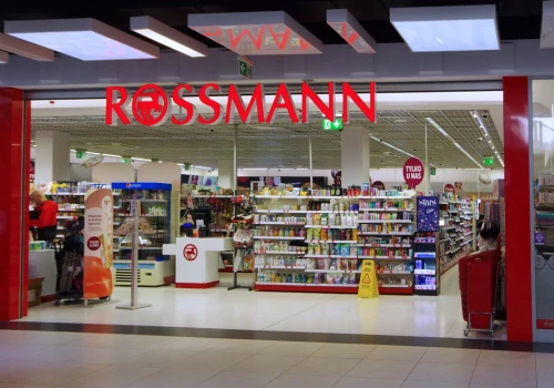 Kosmetyczne marki marzą, aby być w Rossmannie, ale ta obecność to nie samograj, tylko„ciągły wyścig zbrojeń”. Zaglądamy za kulisy współpracy z gigantem