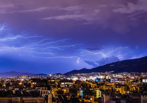 Niespokojny poranek w Krakowie. Wydano ostrzeżenia meteorologiczne