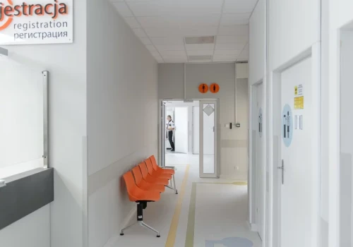 Kolejna afera z omijaniem kolejek do lekarzy. Politycy KO jak VIP-y
