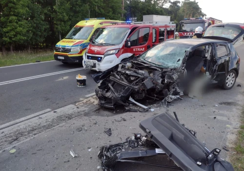 Zderzenie czołowe dwóch samochodów osobowych