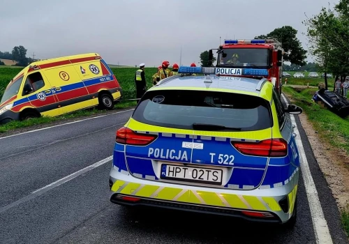 Trzy osobówki zderzyły się na drodze krajowej. Karetka osunęła się do rowu