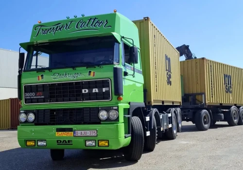 Odrestaurowany ciężki zestaw pod kontenery: DAF 3600 ATI Space Cab 8×2 z obrotnicą