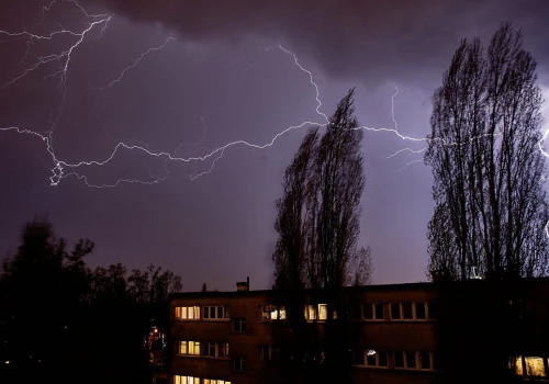IMGW ostrzega przed burzami w dziesięciu województwach. Możliwe opady gradu