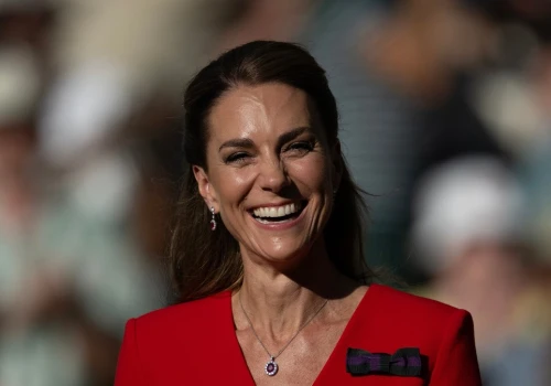 Kate Middleton w czerwieni na Wimbledonie. To elegancka kreacja od Rolanda Moureta