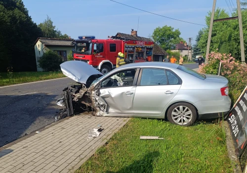 Wypadek w Starej Wsi. Czołowe zderzenie VW z ciężarówką