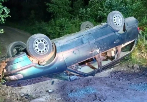 Pijany i bez prawa jazdy wiózł kolegę na dachu auta.17-latek odpowie za jego śmierć