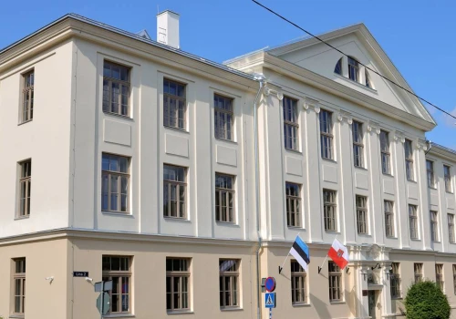 Oklejają szkolne okna folią. Kraj NATO zabezpiecza się przed dronami
