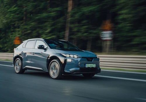 Koniec z jednym „elektrykiem dla każdego”. Japońska marka dzieli role i trafia w konkretne potrzeby