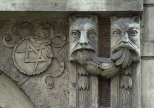 Zaszyfrowana wiadomość na ścianie kamienicy w centrum Wrocławia