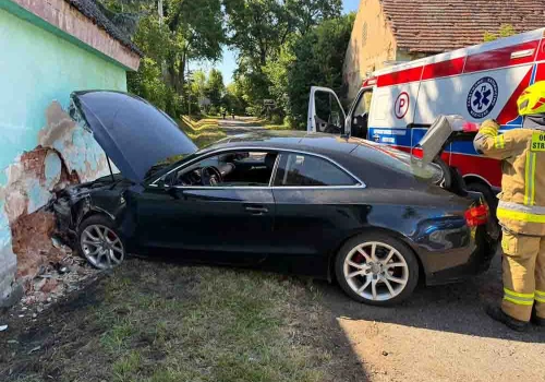 Pijany 22-latek uderzył Audi w budynek. Opluwał i wyzywał policjantów