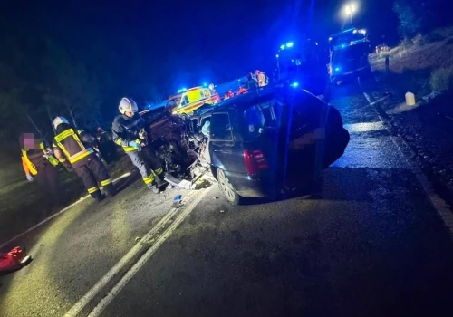 Tragiczny wypadek pod Szczytnem. Nie żyje 17-latek, sześć osób rannych
