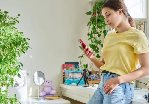 Algorytm YouTube zawodzi. Nastolatki dostają treści promujące anoreksję