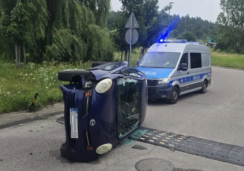 Os. Likusy. Pijana babcia wiozła 9-letnią wnuczkę. Auto wylądowało na boku