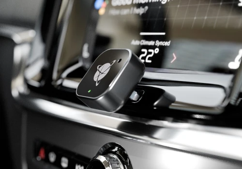 Bezprzewodowy CarPlay i Android Auto za 129 zł. NAVITEL CPA5 uwalnia od kabli w samochodzie