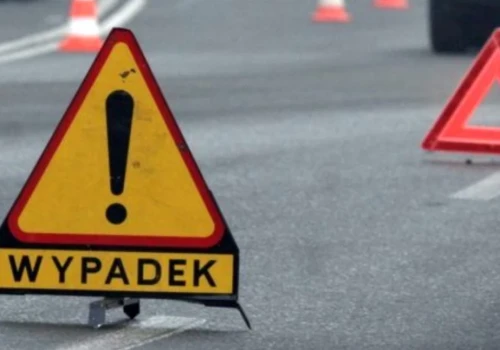 Zderzenie auta z rowerzystą na rondzie w Ciechanowie. Sprawca trafił do szpitala