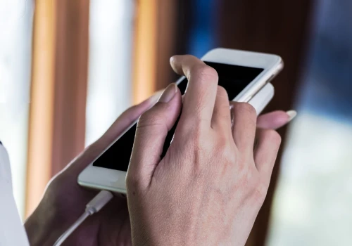 Używasz telefonu podczas ładowania? Ekspert tłumaczy, czy to właściwe