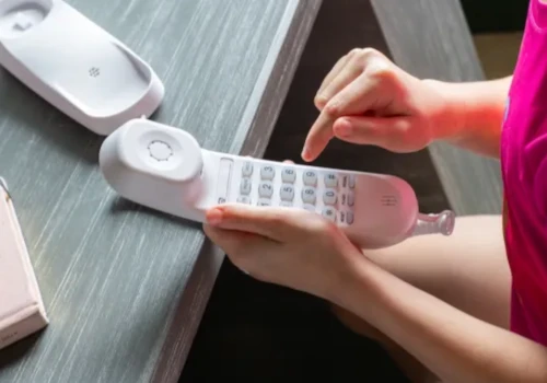 Zrobili zwykły telefon z kablem i guzikami i jeszcze się tym chwalą