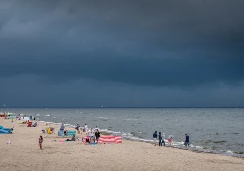 Turyści zmęczeni pogodą nad Bałtykiem. 