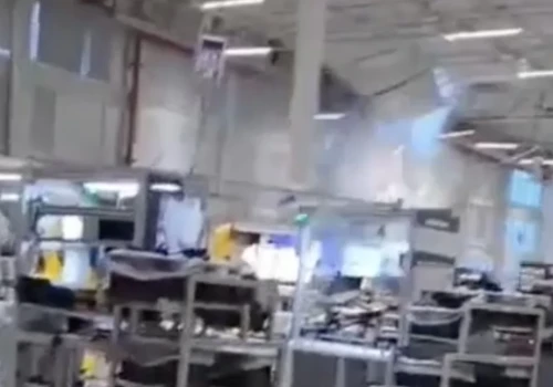 Fragment dachu hali produkcyjnej runął pod naporem wody. Zobaczcie nagranie