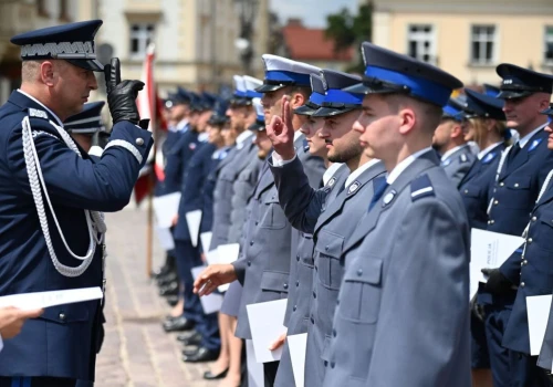 Święto Policji w Rzeszowie. 95 awansów i odznaczenia podczas uroczystego apelu na Rynku