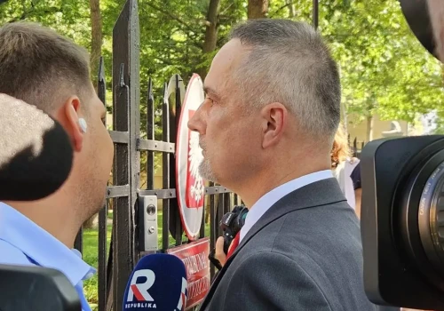 Prokurator wraz z policją wszedł do siedziby Trybunału Konstytucyjnego. A z nimi sędziowie - uzurpatorzy
