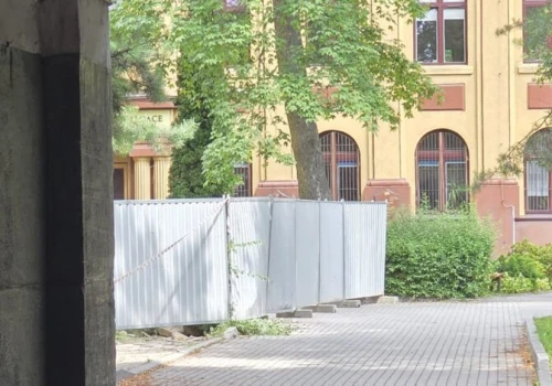 Oficyna przy liceum Słowackiego runęła. Dlaczego nie rozebrano jej wcześniej?