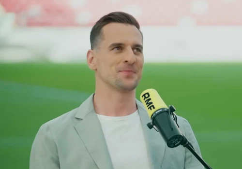 Był w związku, a reklamował Tindera. 