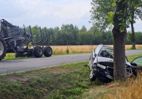 Groźny wypadek na DW742. Nastolatek w ciągniku zajechał drogę osobówce