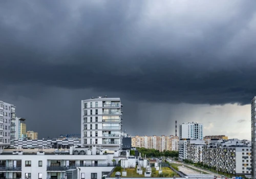 Silne burze i nawalne opady deszczu w Polsce. IMGW ostrzega, najbliższe godziny będą najtrudniejsze