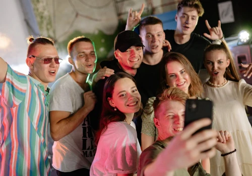 Tylu znajomych jesteśmy w stanie mieć. Naukowcy podali konkretną liczbę. 