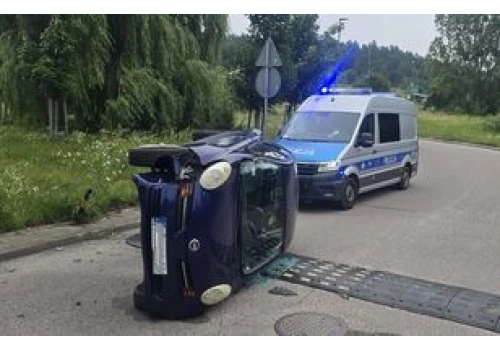 67-latka pijana jechała z 9-letnią wnuczką. Pojazd się wywrócił